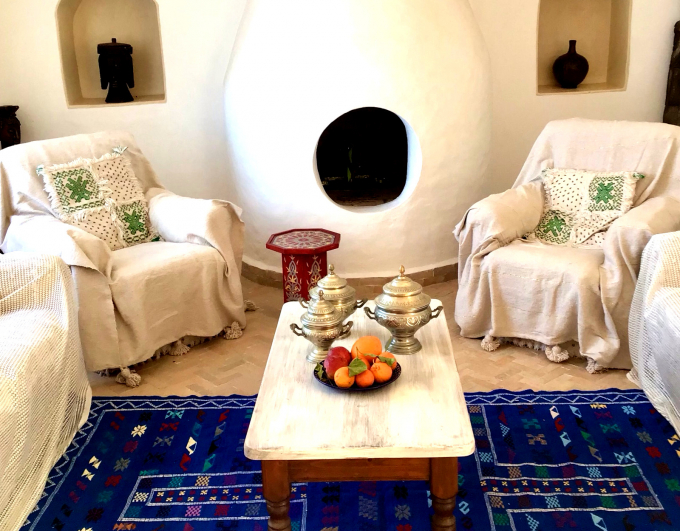 Sitzgruppe mit Tisch vor dem offenen Kamin