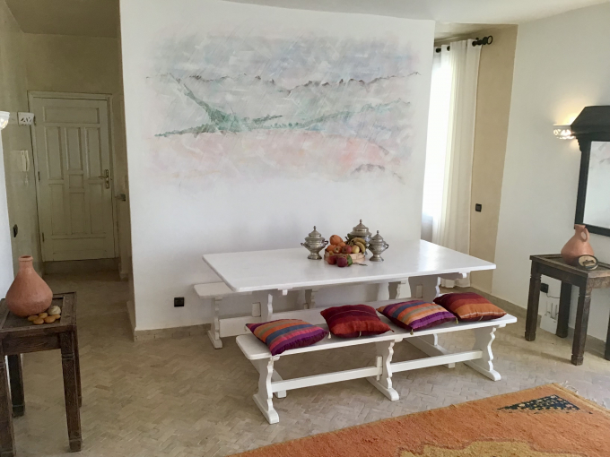 Esstisch im Gemeinschaftsraum vor Wandgemälde