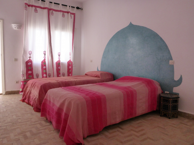 Doppelbett in der Villa Néréide. Die Wandverzierung besteht aus Tadelakht