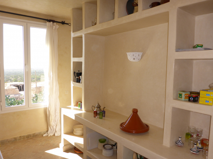 Küche mit Regalen aus weißem Tadelakht