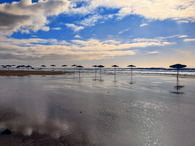 Strand von Sidi Kaouki mit Sonnenschirmen